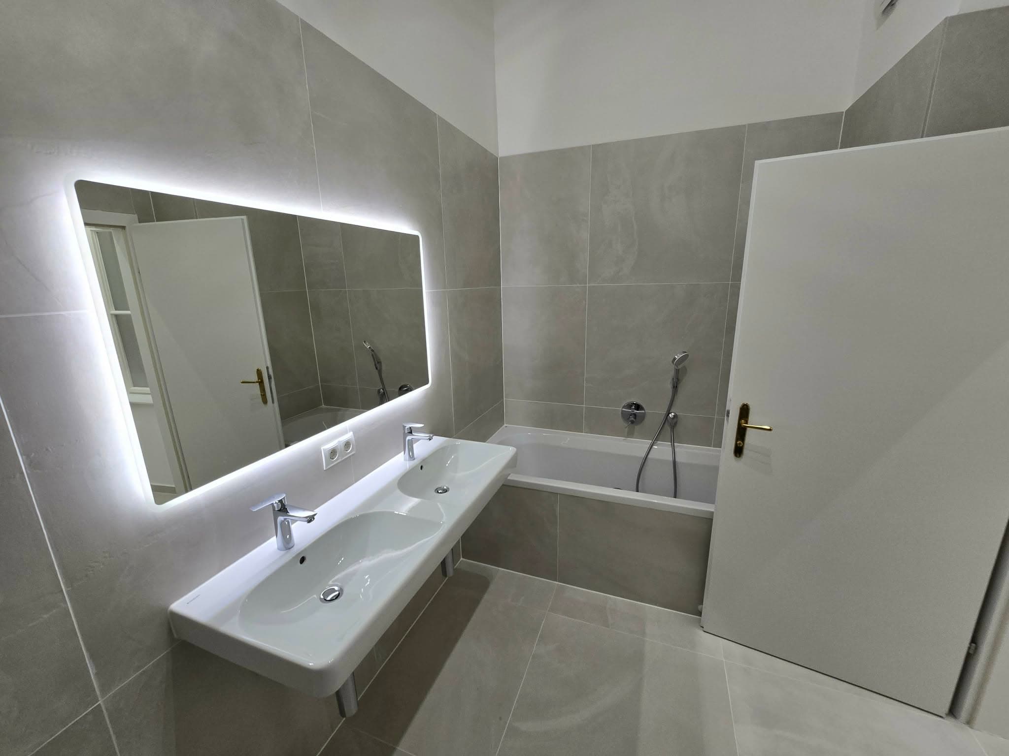 Modernes Badezimmer mit LED-Spiegel