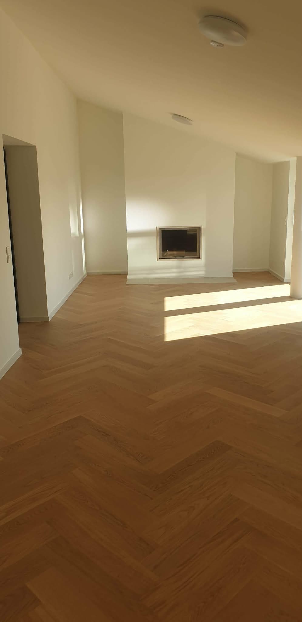 Wohnzimmer mit Kamin und Parkett